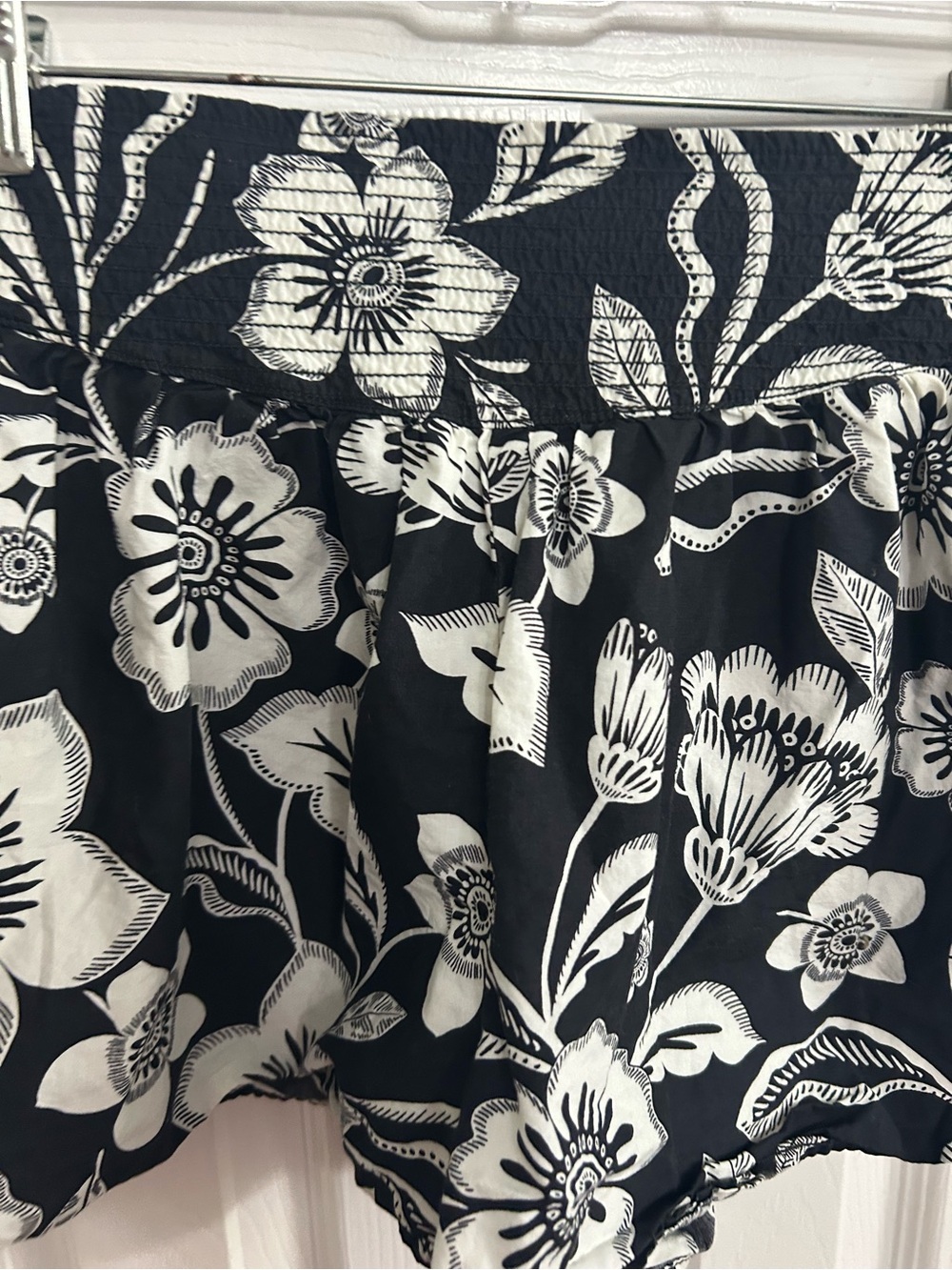 Maeve by Anthropologie Escape Floral Shorts Black White Pull On Size 8 - Picture 3 of 7